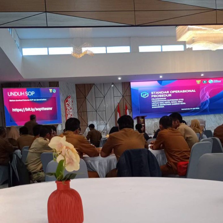 Giat siang, Senin 16 Juni 2025 Menghadiri Rapat Sosialisasi Pengunaan Tanda Tangan Elektronik (TTE) Wali Kota, Wakil Walikota dan Sekretaris Daerah Pada Naskah Dinas di Ruang Arutala Ballroom Bapperida Kota Samarinda dihadiri Sekretaris Lurah  & Mengikuti Zoom Meeting Paparan Proges Transformasi Digital Kota Samarinda & Workshop Artifical Intelligence ( AI) dipimpin langsung oleh bapak Andi Harun Wali Kota Samarinda diikuti Lurah.
