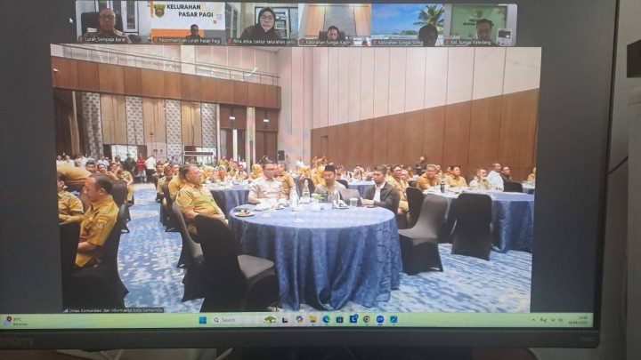 Giat siang, Senin 16 Juni 2025 Menghadiri Rapat Sosialisasi Pengunaan Tanda Tangan Elektronik (TTE) Wali Kota, Wakil Walikota dan Sekretaris Daerah Pada Naskah Dinas di Ruang Arutala Ballroom Bapperida Kota Samarinda dihadiri Sekretaris Lurah  & Mengikuti Zoom Meeting Paparan Proges Transformasi Digital Kota Samarinda & Workshop Artifical Intelligence ( AI) dipimpin langsung oleh bapak Andi Harun Wali Kota Samarinda diikuti Lurah.
