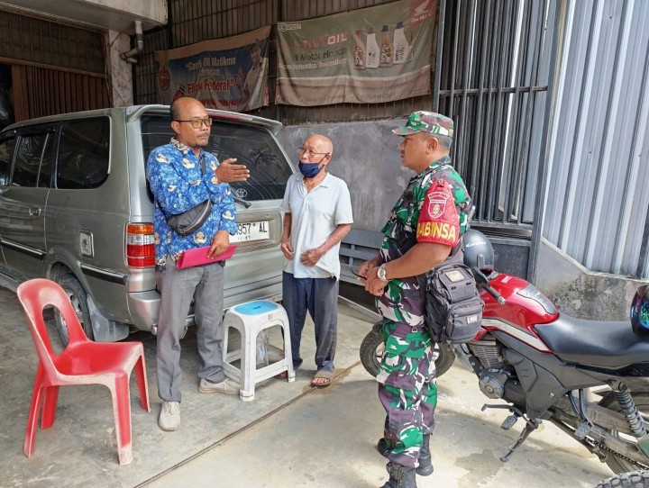 iat siang, Selasa 17 Juni 2025 Menanggapi aduan warga tentang aktifitas toko grosir di jalan Kh Wahid Hasyim II di RT 7 dihadiri Kasi Tapem beserta staf dan Babinsa.