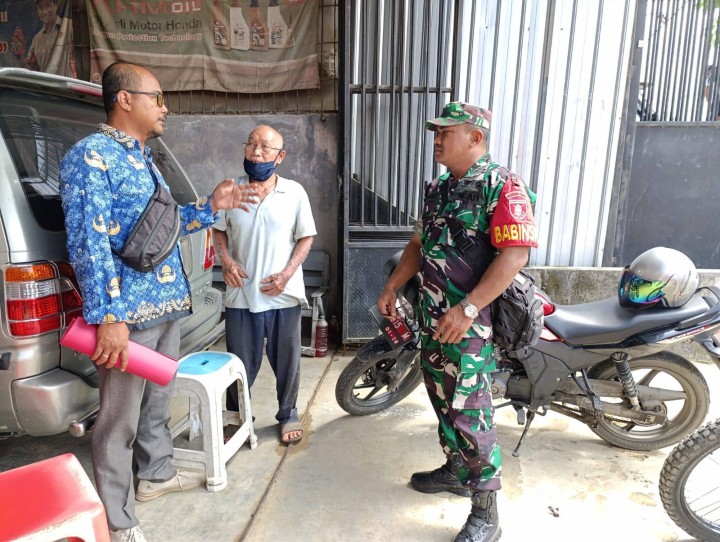 iat siang, Selasa 17 Juni 2025 Menanggapi aduan warga tentang aktifitas toko grosir di jalan Kh Wahid Hasyim II di RT 7 dihadiri Kasi Tapem beserta staf dan Babinsa.