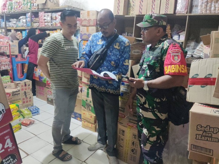iat siang, Selasa 17 Juni 2025 Menanggapi aduan warga tentang aktifitas toko grosir di jalan Kh Wahid Hasyim II di RT 7 dihadiri Kasi Tapem beserta staf dan Babinsa.