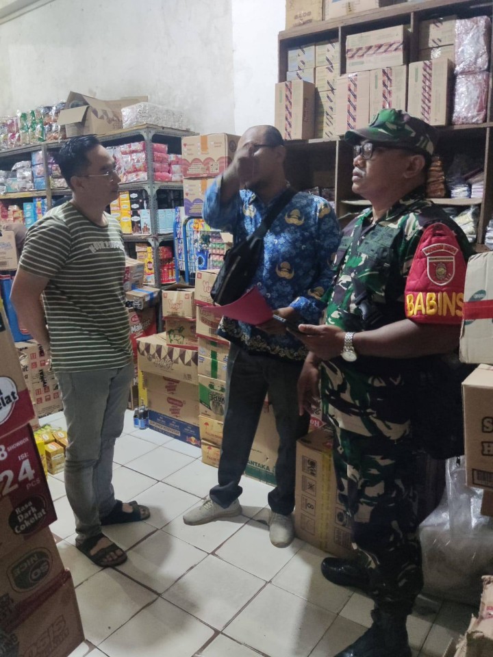iat siang, Selasa 17 Juni 2025 Menanggapi aduan warga tentang aktifitas toko grosir di jalan Kh Wahid Hasyim II di RT 7 dihadiri Kasi Tapem beserta staf dan Babinsa.