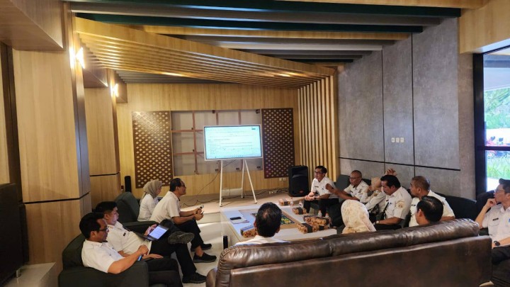 Giat siang, Rabu 18 Juni 2025 Menghadiri Diskusi Draft Presentasi Rencana Kerja TA 2026 Kepala PD, Camat dan Lurah di Aula Gedung PKK Lt 1 Kota Samarinda dihadiri Lurah.