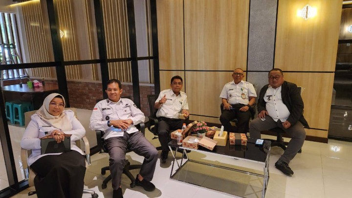 Giat siang, Rabu 18 Juni 2025 Menghadiri Diskusi Draft Presentasi Rencana Kerja TA 2026 Kepala PD, Camat dan Lurah di Aula Gedung PKK Lt 1 Kota Samarinda dihadiri Lurah.