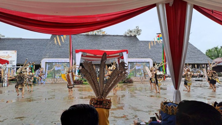 Giat, Kamis 19 Juni 2025 Menghadiri Festival " Budaya Dayak Kenyah" Desa Budaya Pampang 2025 di Lamin Pemung Tawai dihadiri Lurah.