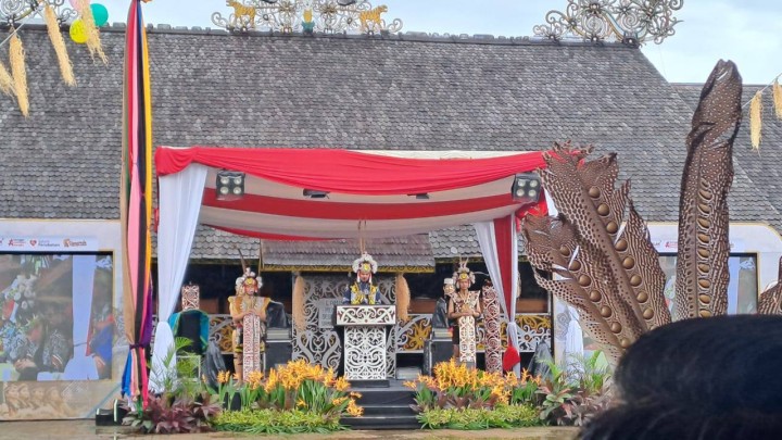 Giat, Kamis 19 Juni 2025 Menghadiri Festival " Budaya Dayak Kenyah" Desa Budaya Pampang 2025 di Lamin Pemung Tawai dihadiri Lurah.
