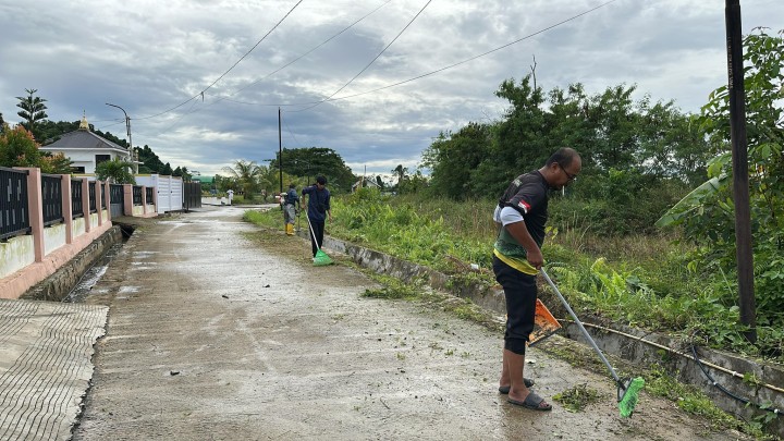 Giat, Jum'at 20 Juni 2025 Melaksanakan kerja bakti dilingkungan kelurahan sempaja barat oleh seluruh staf kantor kelurahan sempaja barat.