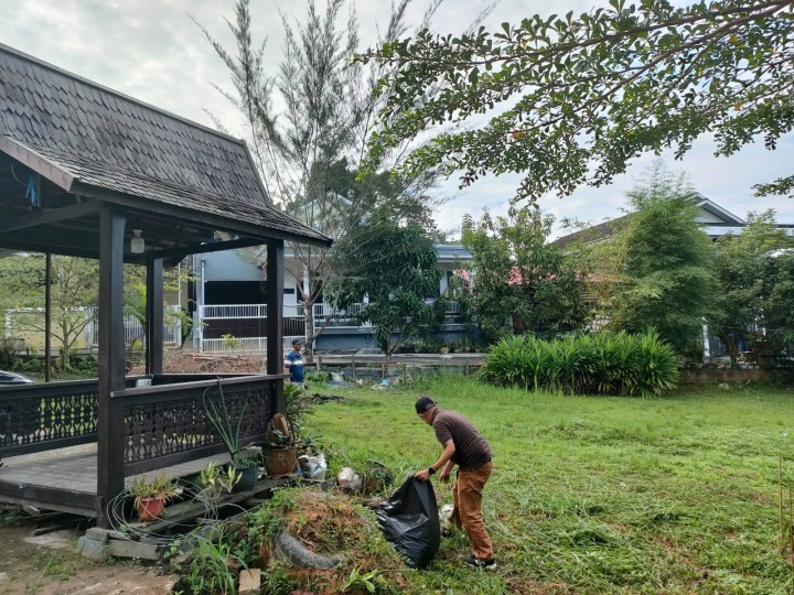 Giat Sabtu, 21 Juni 2025 Melaksanakan kerja bakti dilingkungan RT 01 Jl. AW Syahrani GG 4 Blok JB di Dasawisma Mawar 01 dihadiri seluruh Staf Kelurahan, Ketua PKK Kelurahan dan ibu kader.