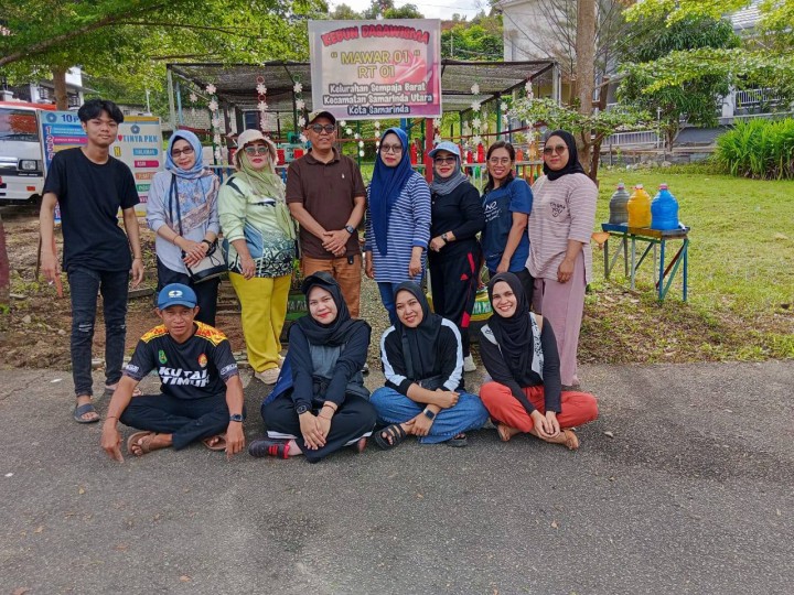 Giat Sabtu, 21 Juni 2025 Melaksanakan kerja bakti dilingkungan RT 01 Jl. AW Syahrani GG 4 Blok JB di Dasawisma Mawar 01 dihadiri seluruh Staf Kelurahan, Ketua PKK Kelurahan dan ibu kader.