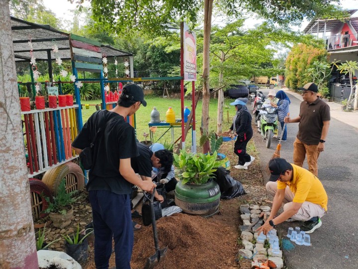 Giat Sabtu, 21 Juni 2025 Melaksanakan kerja bakti dilingkungan RT 01 Jl. AW Syahrani GG 4 Blok JB di Dasawisma Mawar 01 dihadiri seluruh Staf Kelurahan, Ketua PKK Kelurahan dan ibu kader.