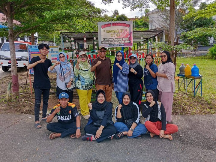 Giat Sabtu, 21 Juni 2025 Melaksanakan kerja bakti dilingkungan RT 01 Jl. AW Syahrani GG 4 Blok JB di Dasawisma Mawar 01 dihadiri seluruh Staf Kelurahan, Ketua PKK Kelurahan dan ibu kader.