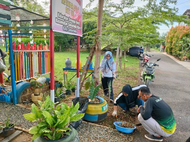 Giat Sabtu, 21 Juni 2025 Melaksanakan kerja bakti dilingkungan RT 01 Jl. AW Syahrani GG 4 Blok JB di Dasawisma Mawar 01 dihadiri seluruh Staf Kelurahan, Ketua PKK Kelurahan dan ibu kader.