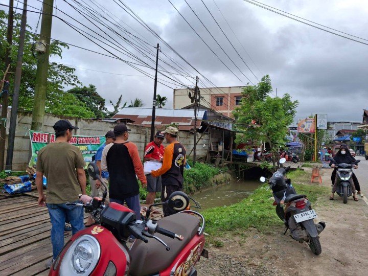Giat, Minggu 22 Juni 2025 Melaksanakan kerja bakti dilingkungan RT Jl. KH Wahid Hasyim RT 04 dan Perum Kayu Manis RT 07 dihadiri Kasi Ekbang.