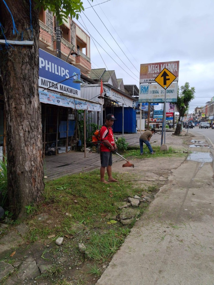 Giat, Minggu 22 Juni 2025 Melaksanakan kerja bakti dilingkungan RT Jl. KH Wahid Hasyim RT 04 dan Perum Kayu Manis RT 07 dihadiri Kasi Ekbang.