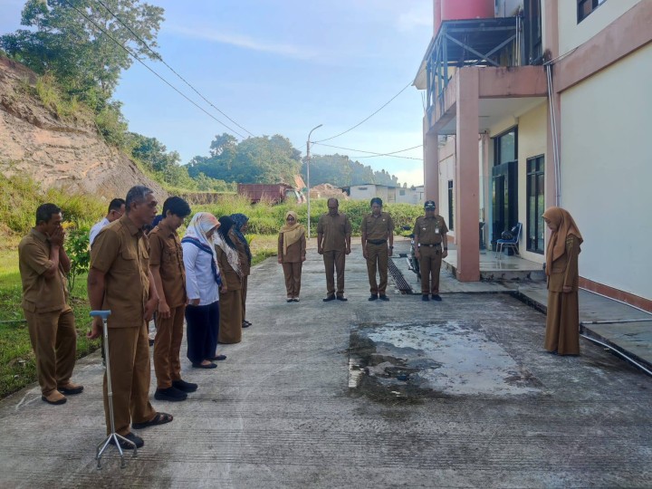 Giat, Senin 23 Juni 2025 Melaksanakan apel Senin pagi di kelurahan sempaja barat dipimpin Kasi Kesra & Melaksanakan Rapat Koordinasi dengan Seklur dan seluruh Kasi kelurahan sempaja barat dipimpin Lurah.