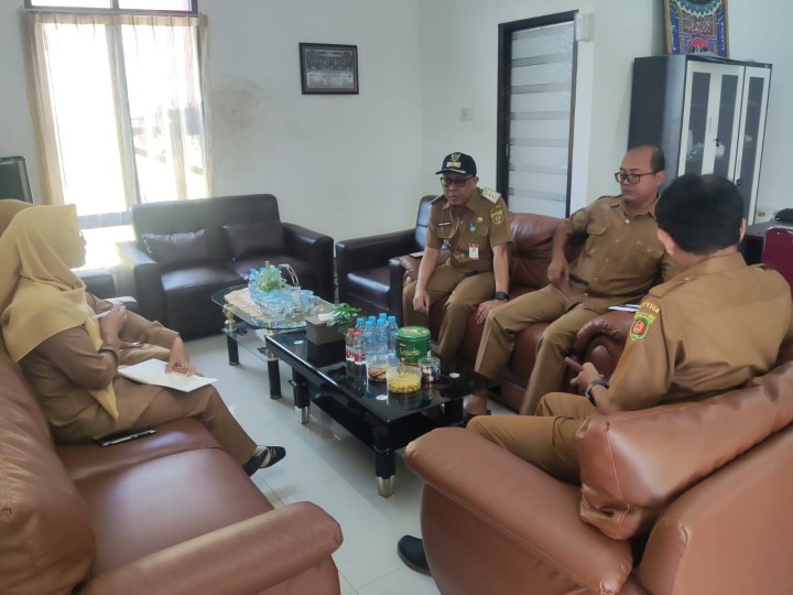 Giat, Senin 23 Juni 2025 Melaksanakan apel Senin pagi di kelurahan sempaja barat dipimpin Kasi Kesra & Melaksanakan Rapat Koordinasi dengan Seklur dan seluruh Kasi kelurahan sempaja barat dipimpin Lurah.