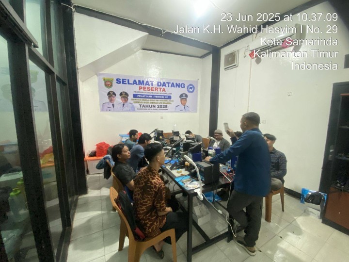 Giat, Senin 23 Juni 2025 Menghadiri Pembukaan Probebaya Tahun 2025 Program Pemberdayaan Masyarakat pada Pelatihan Menjahit di Kampus Ghanesa College dihadiri Kasi Kesra & Menghadiri Pembukaan Probebaya Tahun 2025 Program Pemberdayaan Masyarakat pada Pelatihan Service Hp di Cafe King Juice dihadiri Kasi Kesra.