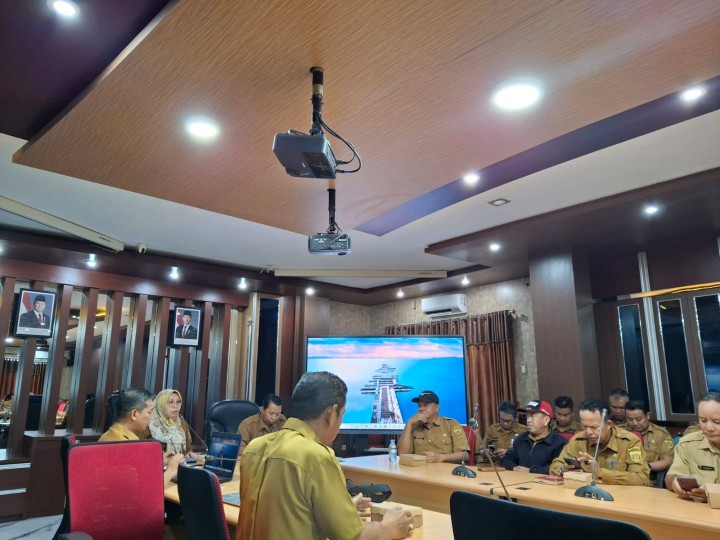 Giat pagi, Selasa 24 Juni 2025 Menghadiri Rapat Pengendalian Pelaksanaan Probebaya Triwulan 2 tahun 2025 di Ruang Rapat Klinik Perencanaan Bapperida Kota Samarinda dihadiri Kasi Ekbang dan Kasi Kesra & Menghadiri Pembukaan Probebaya Tahun 2025 Program Pemberdayaan Masyarakat pada Pelatihan Barbeshop di Kampus Ghanesa College dihadiri Seklur.