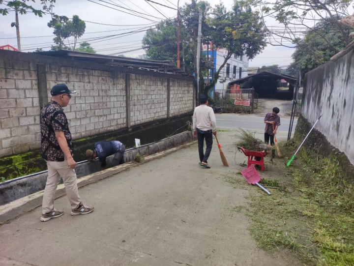 Giat pagi, Kamis 26 Juni 2025 Melakukan kerja bakti membersihkan rumput dan parit sebelum libur panjang di sekitar masuk jalan Kelurahan Sempaja Barat dilaksanakan Lurah, sekretaris, Kasi Tapem beserta staf dan Kasi Ekbang beserta staf.
