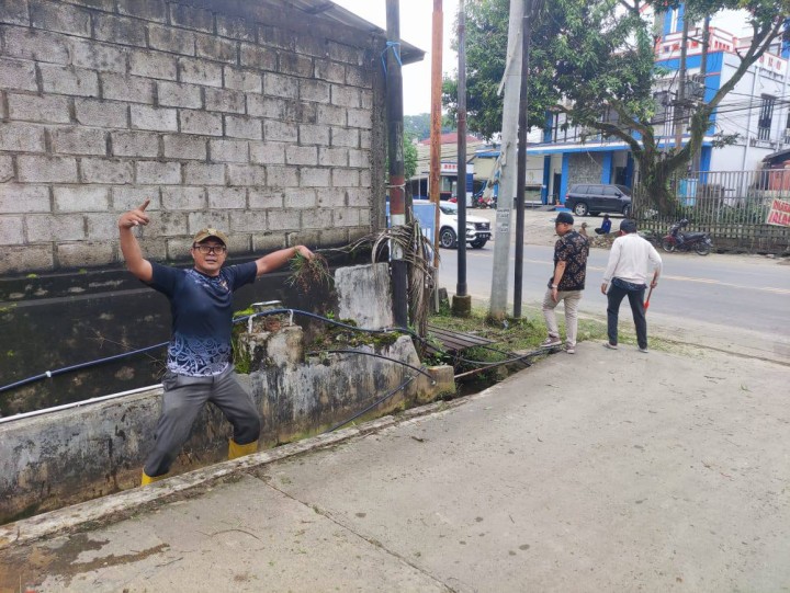 Giat pagi, Kamis 26 Juni 2025 Melakukan kerja bakti membersihkan rumput dan parit sebelum libur panjang di sekitar masuk jalan Kelurahan Sempaja Barat dilaksanakan Lurah, sekretaris, Kasi Tapem beserta staf dan Kasi Ekbang beserta staf.