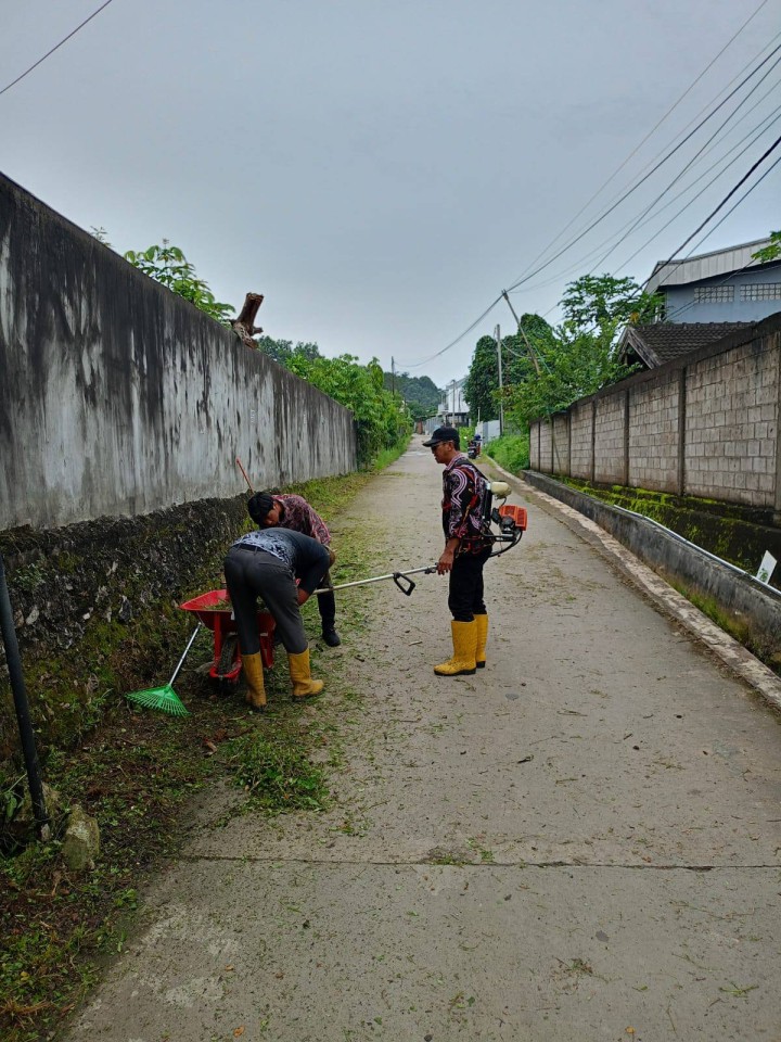 Giat pagi, Kamis 26 Juni 2025 Melakukan kerja bakti membersihkan rumput dan parit sebelum libur panjang di sekitar masuk jalan Kelurahan Sempaja Barat dilaksanakan Lurah, sekretaris, Kasi Tapem beserta staf dan Kasi Ekbang beserta staf.