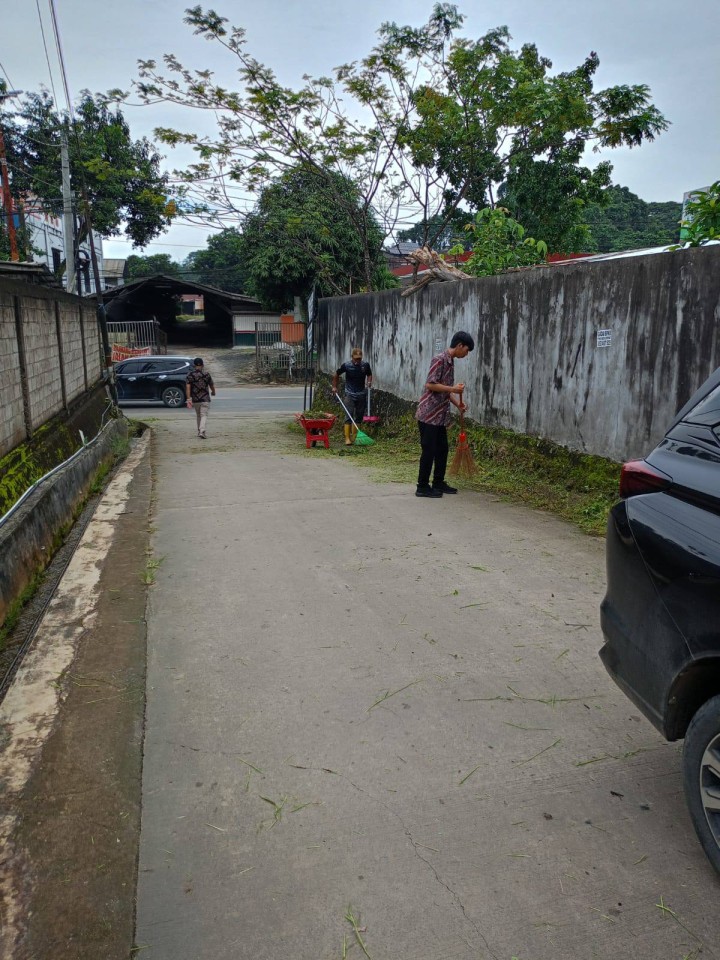Giat pagi, Kamis 26 Juni 2025 Melakukan kerja bakti membersihkan rumput dan parit sebelum libur panjang di sekitar masuk jalan Kelurahan Sempaja Barat dilaksanakan Lurah, sekretaris, Kasi Tapem beserta staf dan Kasi Ekbang beserta staf.