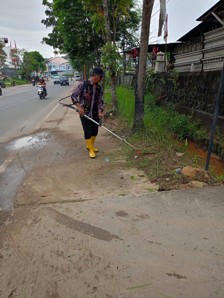 Giat pagi, Kamis 26 Juni 2025 Melakukan kerja bakti membersihkan rumput dan parit sebelum libur panjang di sekitar masuk jalan Kelurahan Sempaja Barat dilaksanakan Lurah, sekretaris, Kasi Tapem beserta staf dan Kasi Ekbang beserta staf.
