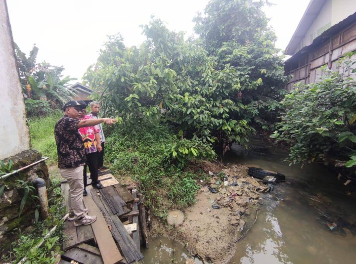 Giat, Kamis 26 Juni 2025 Peninjauan lokasi anak sungai di HM Ardan Kelurahan Sempaja Barat dengan Kelurahan Sempaja Utara dan Drainase di simpang 4 Sempaja di dampingi PLT. Camat Samarinda Utara dan Lurah.
