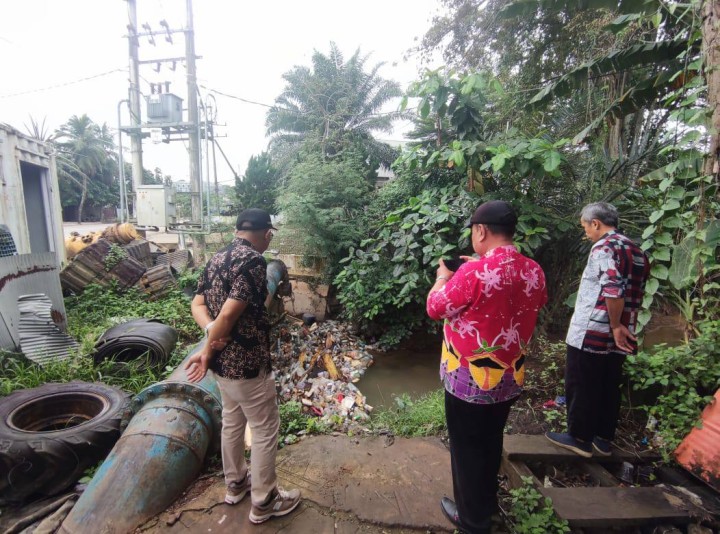 Giat, Kamis 26 Juni 2025 Peninjauan lokasi anak sungai di HM Ardan Kelurahan Sempaja Barat dengan Kelurahan Sempaja Utara dan Drainase di simpang 4 Sempaja di dampingi PLT. Camat Samarinda Utara dan Lurah.