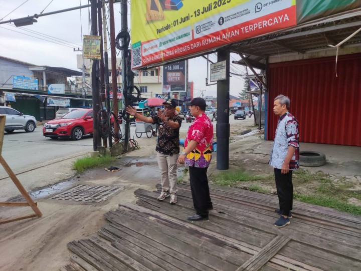 Giat, Kamis 26 Juni 2025 Peninjauan lokasi anak sungai di HM Ardan Kelurahan Sempaja Barat dengan Kelurahan Sempaja Utara dan Drainase di simpang 4 Sempaja di dampingi PLT. Camat Samarinda Utara dan Lurah.