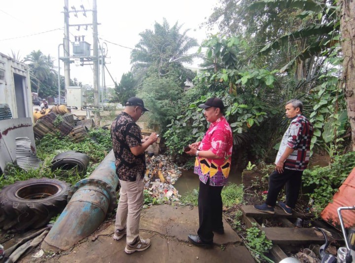 Giat, Kamis 26 Juni 2025 Peninjauan lokasi anak sungai di HM Ardan Kelurahan Sempaja Barat dengan Kelurahan Sempaja Utara dan Drainase di simpang 4 Sempaja di dampingi PLT. Camat Samarinda Utara dan Lurah.