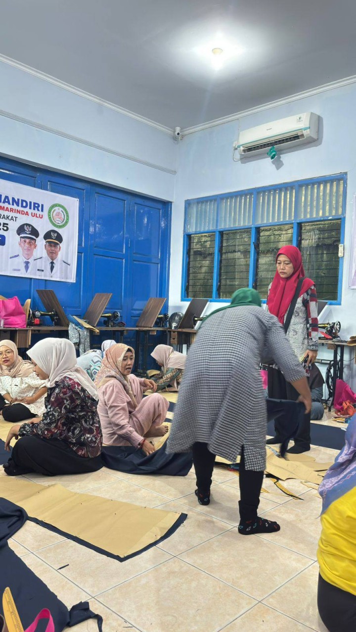 Giat, Kamis 26 Juni 2025 Monitoring kegiatan Probebaya Tahun 2025 Bidang Pemberdayaan Masyarakat dalam Pelatihan Menjahit, Pelatihan Barbeshop dan Service Hp di LPK Gahnesa dihadiri Kasi Kesra.
