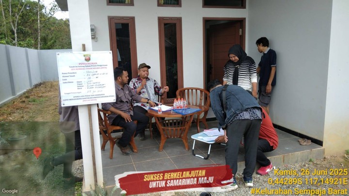 Giat siang, Kamis 26 Juni 2025 Peninjauan lahan dan bangunan permohonan IMTN di AWS 4 Blok.W RT 01 dihadiri perwakilan Staf Kasi Tapem Kecamatan, Kasi Tapem Kelurahan beserta staf dan Ketua RT 01.