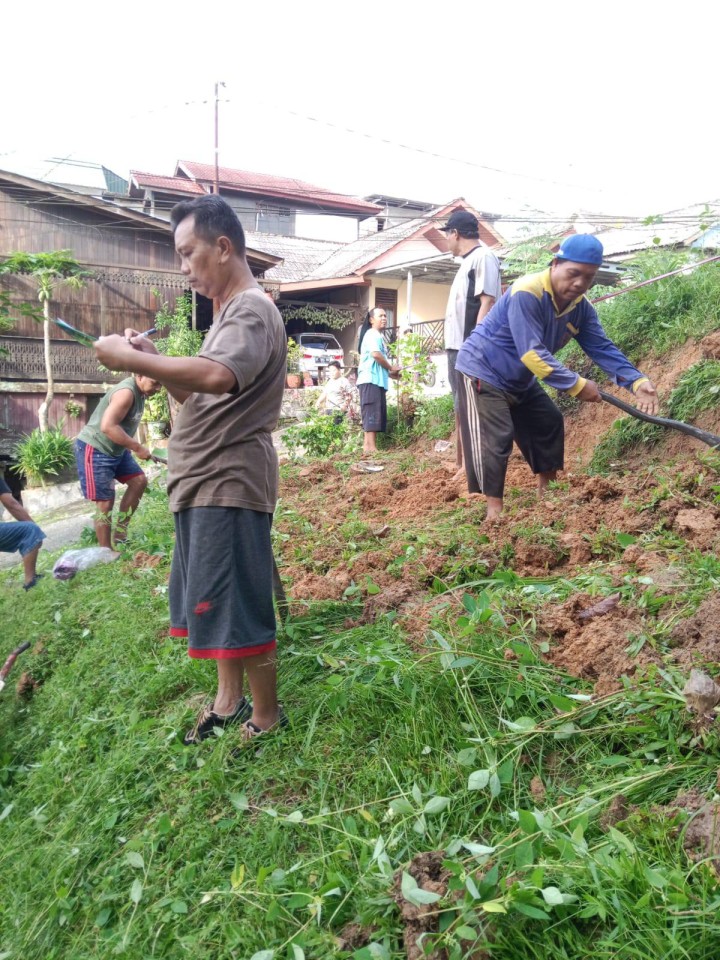 Giat, Minggu 29 Juni 2025 Monitoring kegiatan kerja bakti dilingkungan RT pada Kelurahan Sempaja Barat dihadiri Lurah, Kasi Ekbang, Kasi Kesra, Ketua RT 02, RT 05, RT 06, RT 07 dan seluruh warga kelurahan sempaja barat terimakasih atas perhatiannya, Jalan AW Syahrani GG Walet 1 dan 2 RT 02, Jalan KH Wahid Hasyim Perum TVRI Graha Asri RT 05 dan Perumahan Pinang Mas RT 06 dan Perumahan Kayu Manis RT 07