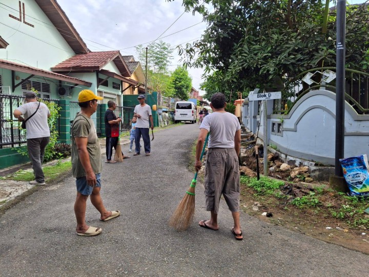 Giat, Minggu 29 Juni 2025 Monitoring kegiatan kerja bakti dilingkungan RT pada Kelurahan Sempaja Barat dihadiri Lurah, Kasi Ekbang, Kasi Kesra, Ketua RT 02, RT 05, RT 06, RT 07 dan seluruh warga kelurahan sempaja barat terimakasih atas perhatiannya, Jalan AW Syahrani GG Walet 1 dan 2 RT 02, Jalan KH Wahid Hasyim Perum TVRI Graha Asri RT 05 dan Perumahan Pinang Mas RT 06 dan Perumahan Kayu Manis RT 07