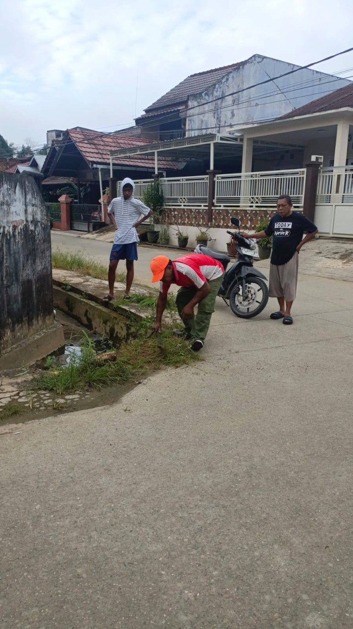 Giat, Minggu 29 Juni 2025 Monitoring kegiatan kerja bakti dilingkungan RT pada Kelurahan Sempaja Barat dihadiri Lurah, Kasi Ekbang, Kasi Kesra, Ketua RT 02, RT 05, RT 06, RT 07 dan seluruh warga kelurahan sempaja barat terimakasih atas perhatiannya, Jalan AW Syahrani GG Walet 1 dan 2 RT 02, Jalan KH Wahid Hasyim Perum TVRI Graha Asri RT 05 dan Perumahan Pinang Mas RT 06 dan Perumahan Kayu Manis RT 07