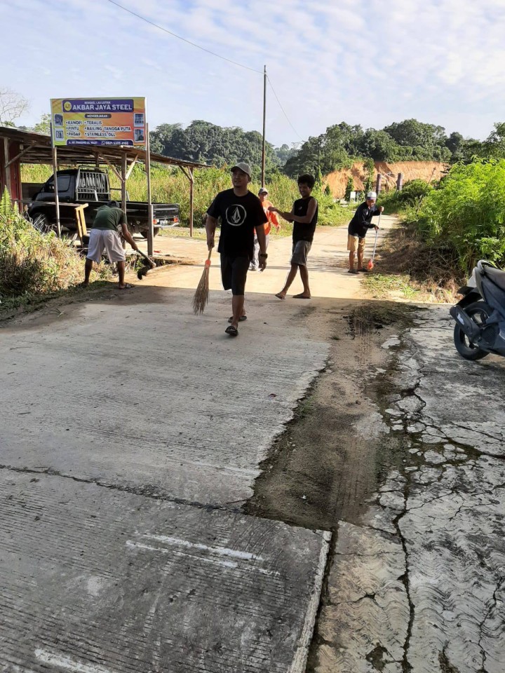 Giat, Minggu 29 Juni 2025 Monitoring kegiatan kerja bakti dilingkungan RT pada Kelurahan Sempaja Barat dihadiri Lurah, Kasi Ekbang, Kasi Kesra, Ketua RT 02, RT 05, RT 06, RT 07 dan seluruh warga kelurahan sempaja barat terimakasih atas perhatiannya, Jalan AW Syahrani GG Walet 1 dan 2 RT 02, Jalan KH Wahid Hasyim Perum TVRI Graha Asri RT 05 dan Perumahan Pinang Mas RT 06 dan Perumahan Kayu Manis RT 07