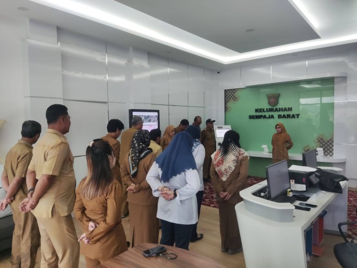 Giat, Senin 30 Juni 2025 Melaksanakan apel Senin pagi di kelurahan sempaja barat dipimpin oleh Kasi Ekbang & Menghadiri Rapat Pemetaan wilayah rawan gangguan ketentraman, ketertiban umum dan perlindungan masyarakat (Trantibumlinmas) di Kota Samarinda di kantor Bapperida Kota Samarinda Gedung Arutala Ballroom Lt 4 dihadiri Kasi Tapem.
