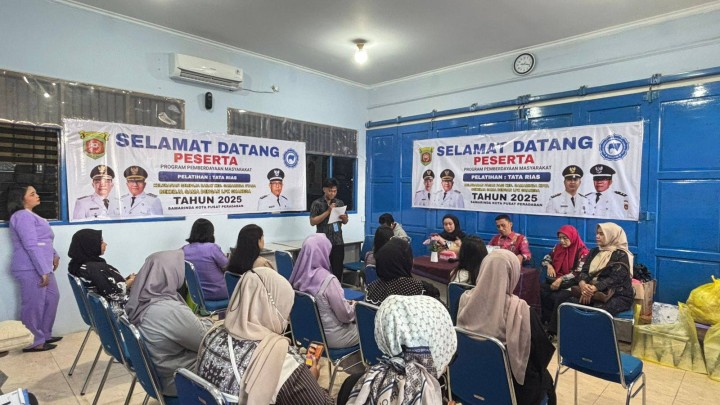 Giat, Kamis 03 Juli 2025 Kegiatan Probebaya Bidang Pemberdayaan Masyarakat Tahun 2025 Menghadiri Pembukaan Pelatihan Tata Rias Kerjasama LPK Ganesha dan Pokmas Kelurahan Sempaja Barat dihadiri Kasi Kesra.