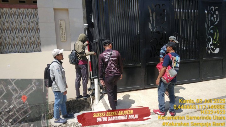 Giat, Kamis 03 Juli 2025 Peninjauan lahan dan bangunan permohonan sertifikat di aws 4 blok. JA RT.01 dihadiri Kasi Tapem beserta staf dan Ketua RT 01.
