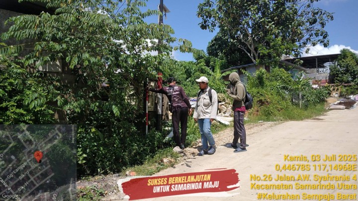 Giat, Kamis 03 Juli 2025 Peninjauan lahan dan bangunan permohonan sertifikat di aws 4 blok. JA RT.01 dihadiri Kasi Tapem beserta staf dan Ketua RT 01.
