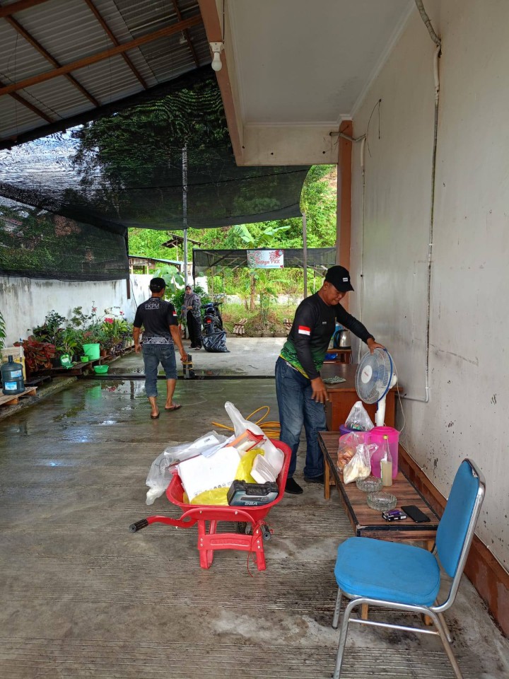 Giat pagi, Jum'at 04 Juli 2025 Melaksanakan kerja bakti dilingkungan kelurahan sempaja barat diikuti oleh seluruh staf kantor kelurahan sempaja barat.