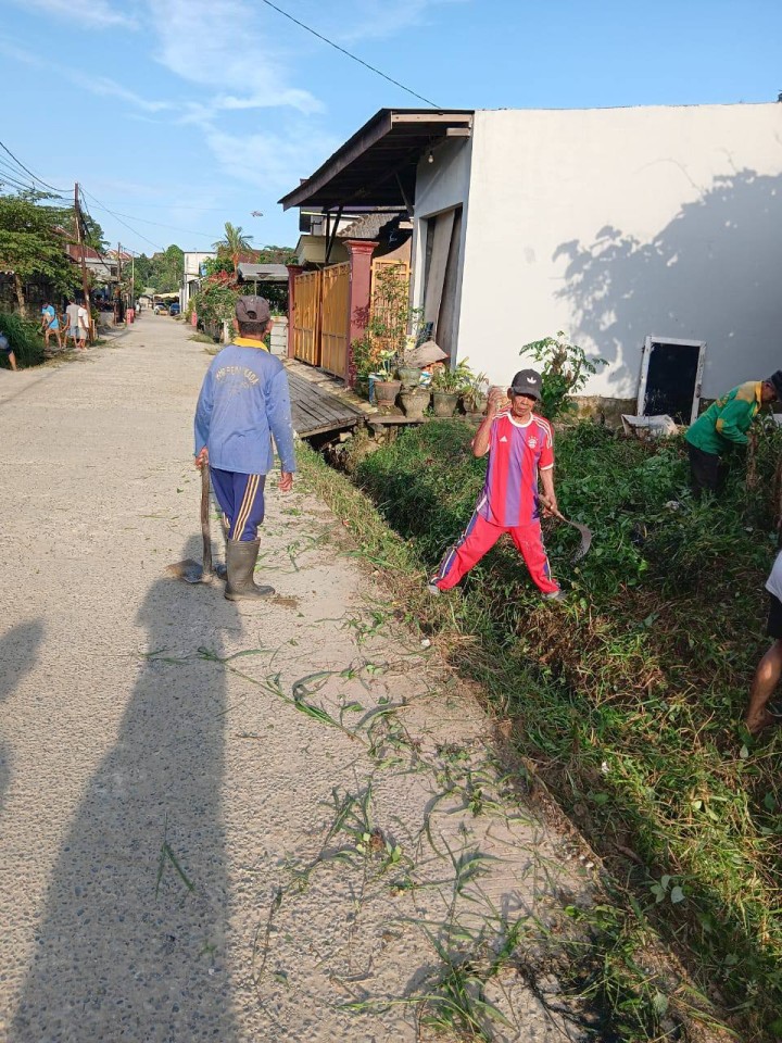 Giat, Minggu 06 Juli 2025 Menghadiri kerja bakti dilingkungan RT di Jl KH Wahid Hasyim GG Unggul RT 10.