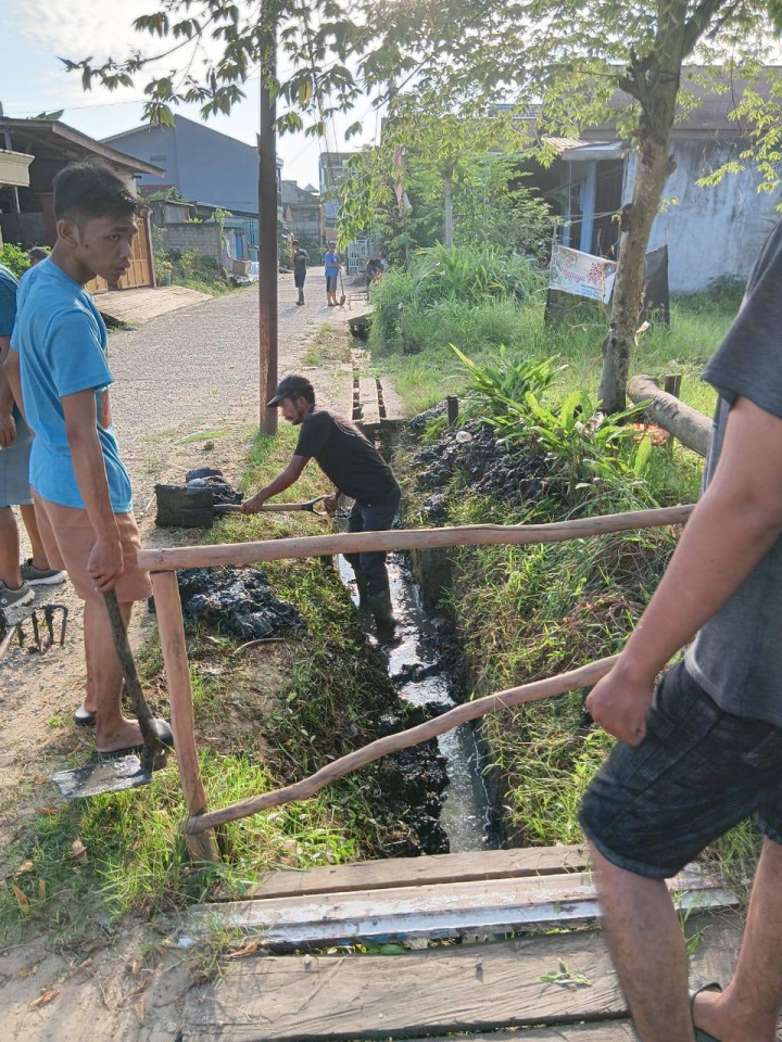 Giat, Minggu 06 Juli 2025 Menghadiri kerja bakti dilingkungan RT di Jl KH Wahid Hasyim GG Unggul RT 10.