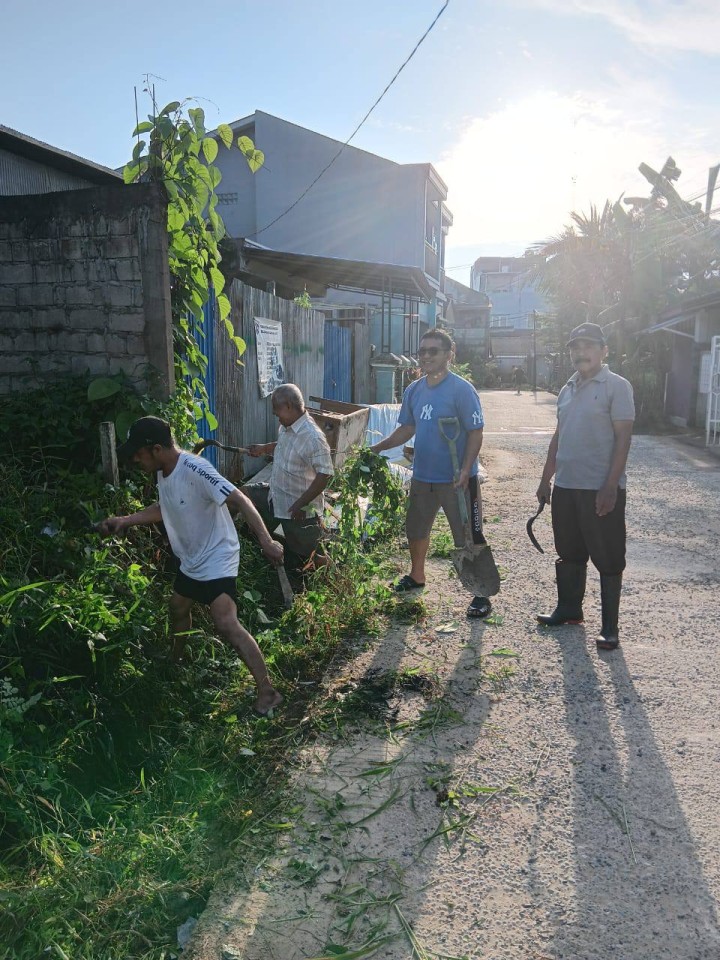 Giat, Minggu 06 Juli 2025 Menghadiri kerja bakti dilingkungan RT di Jl KH Wahid Hasyim GG Unggul RT 10.