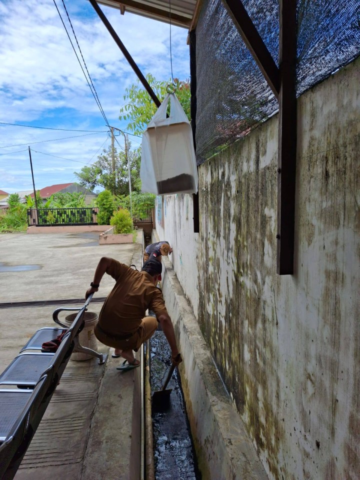 Giat siang, Senin 07 Juli 2025 Melaksanakan kerja bakti dilingkungan kelurahan sempaja barat pada area parit sekitar kantor dilaksanakan Seklur dan Kasi Tapem beserta staf.