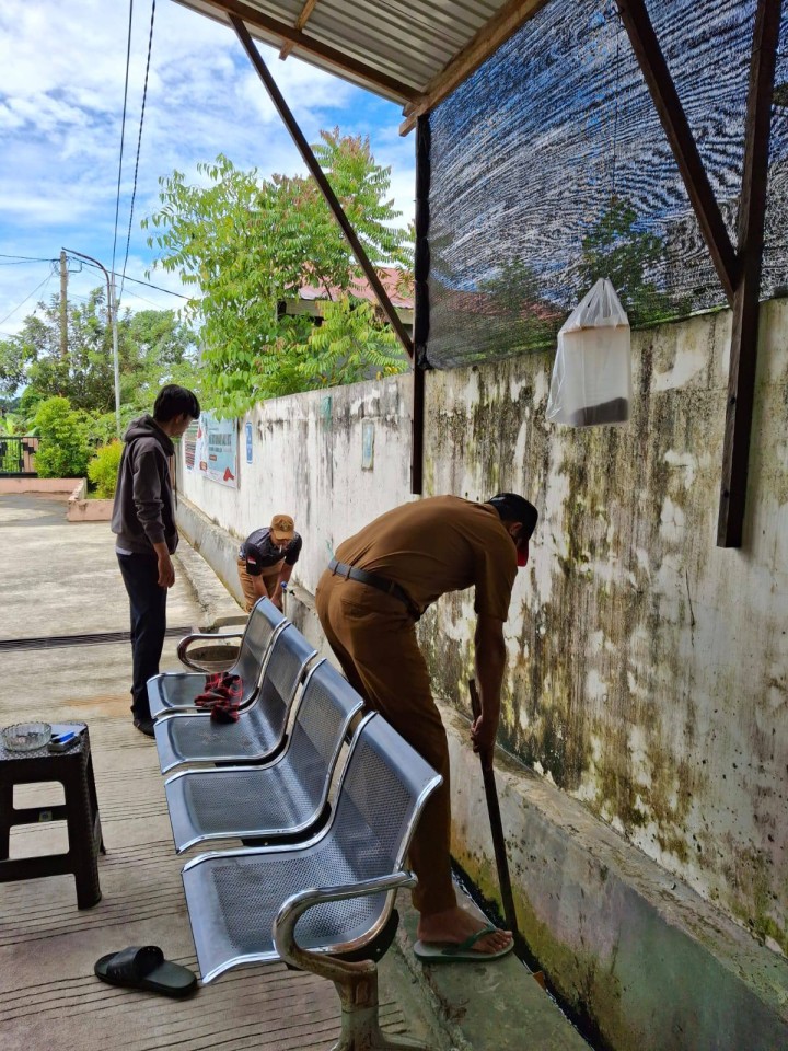 Giat siang, Senin 07 Juli 2025 Melaksanakan kerja bakti dilingkungan kelurahan sempaja barat pada area parit sekitar kantor dilaksanakan Seklur dan Kasi Tapem beserta staf.