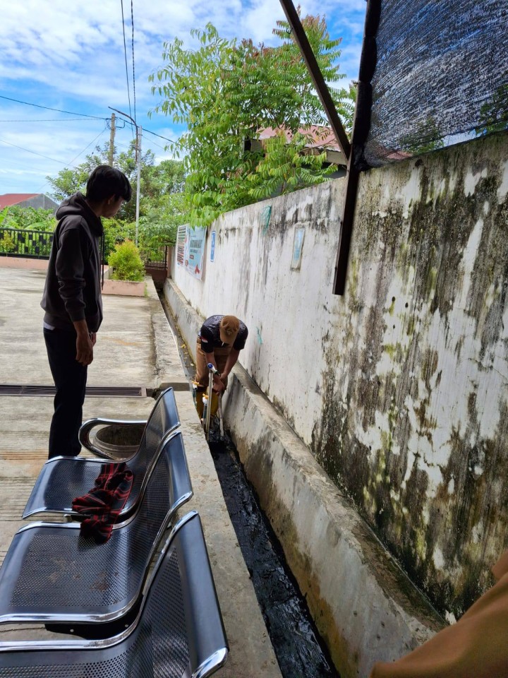 Giat siang, Senin 07 Juli 2025 Melaksanakan kerja bakti dilingkungan kelurahan sempaja barat pada area parit sekitar kantor dilaksanakan Seklur dan Kasi Tapem beserta staf.