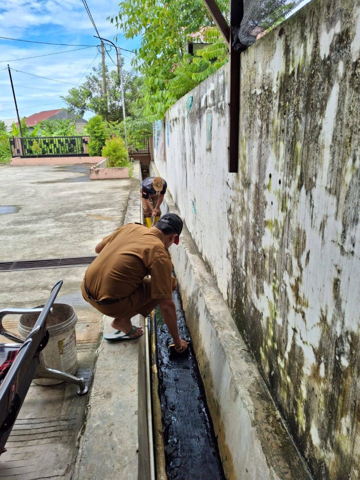 Giat siang, Senin 07 Juli 2025 Melaksanakan kerja bakti dilingkungan kelurahan sempaja barat pada area parit sekitar kantor dilaksanakan Seklur dan Kasi Tapem beserta staf.