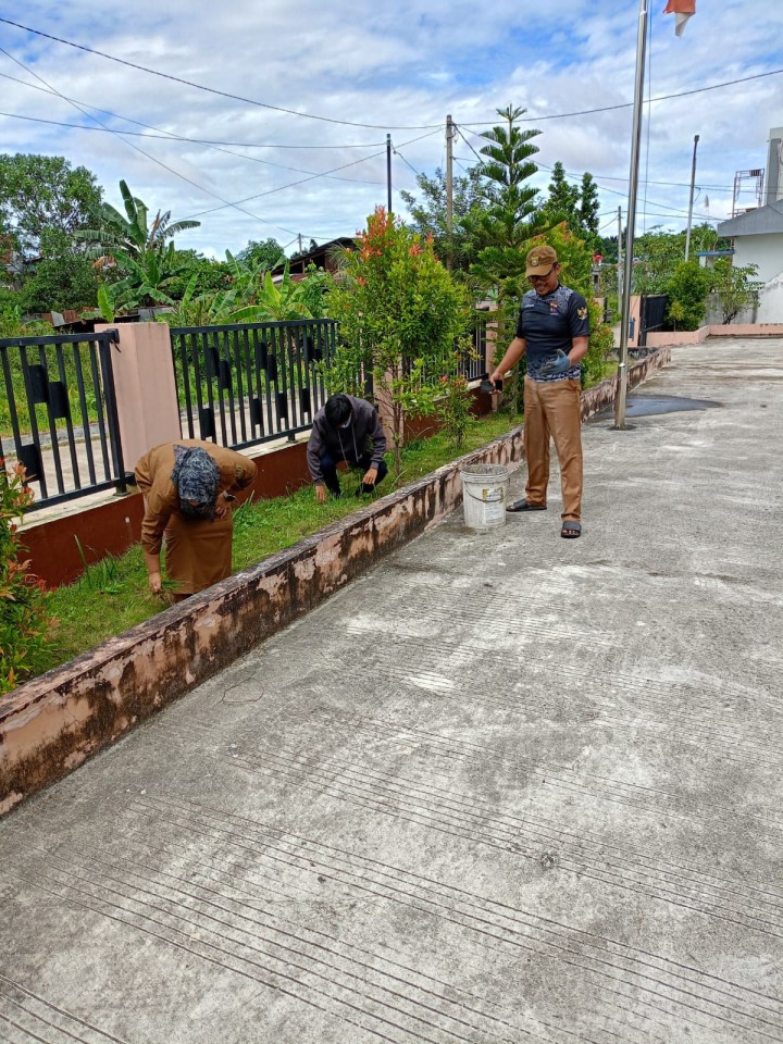 Giat siang, Senin 07 Juli 2025 Melaksanakan kerja bakti dilingkungan kelurahan sempaja barat pada area parit sekitar kantor dilaksanakan Seklur dan Kasi Tapem beserta staf.